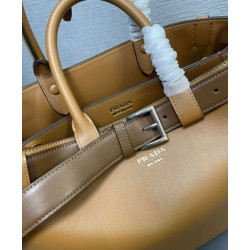 Borsa a mano grande con fibbia Prada con cintura 1BA416 Caffè