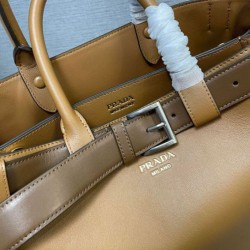 Borsa a mano grande con fibbia Prada con cintura 1BA416 Caffè Borsa a mano grande con fibbia Prada con cintura 1BA416 Caffè