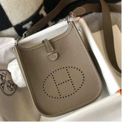 Mini borsa Hermes Evelyne III TPM in pelle Clemence color talpa