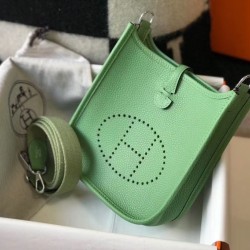 Mini borsa Hermes Evelyne III TPM in pelle Clemence verde criquet