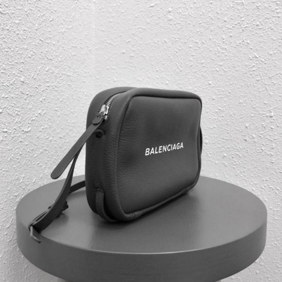 Replica Borsa per fotocamera piccola Balenciaga Everyday liscia vitello nera Replica Borsa per fotocamera piccola Balenciaga Everyday liscia vitello nera