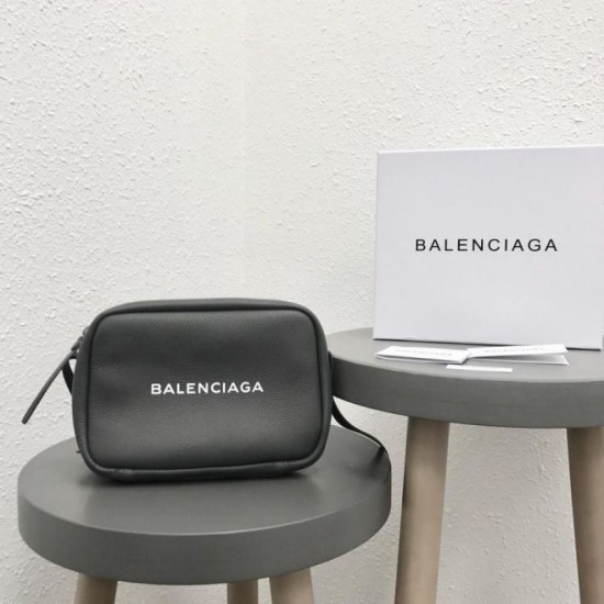 Replica Borsa per fotocamera piccola Balenciaga Everyday liscia vitello nera Replica Borsa per fotocamera piccola Balenciaga Everyday liscia vitello nera