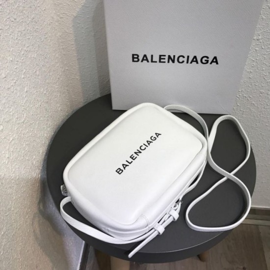 Replica Borsa piccola per fotocamera Balenciaga Everyday liscia vitello beige Replica Borsa piccola per fotocamera Balenciaga Everyday liscia vitello beige