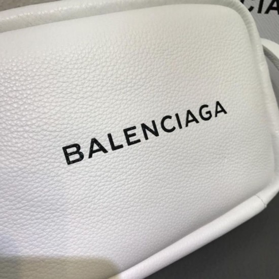 Replica Borsa piccola per fotocamera Balenciaga Everyday liscia vitello beige Replica Borsa piccola per fotocamera Balenciaga Everyday liscia vitello beige