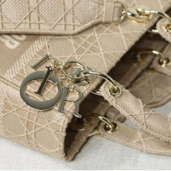 Borsa a spalla ricamata Christian Dior Medium Lady D-Lite albicocca Borsa a spalla ricamata Christian Dior Medium Lady D-Lite albicocca