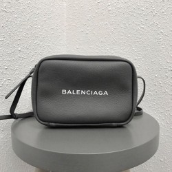 Borsa per fotocamera piccola Balenciaga Everyday liscia vitello nera
