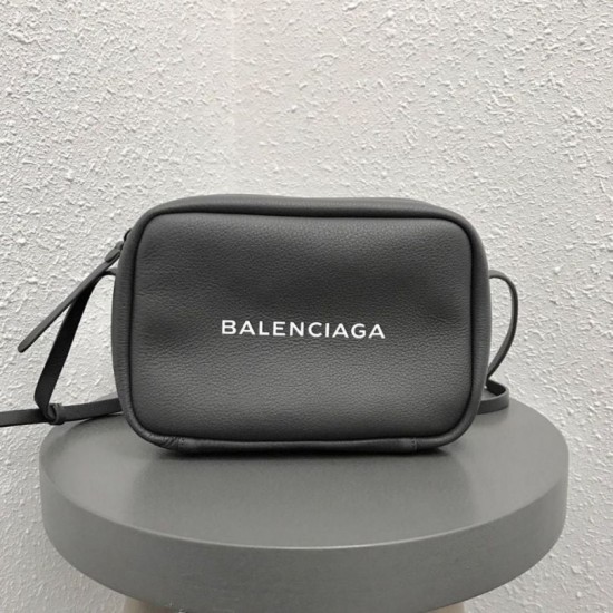 Replica Borsa per fotocamera piccola Balenciaga Everyday liscia vitello nera Replica Borsa per fotocamera piccola Balenciaga Everyday liscia vitello nera