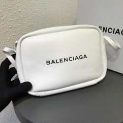 Borsa piccola per fotocamera Balenciaga Everyday liscia vitello beige