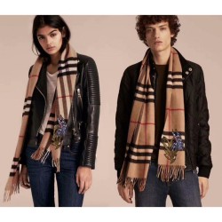 Sciarpa Classic Cashmere con Cammelli Motivi