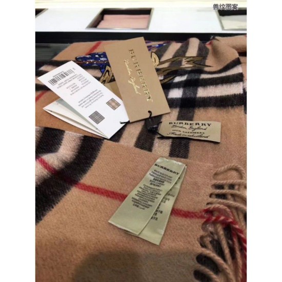 Replica Sciarpa Classic Cashmere con Cammelli Motivi Replica Sciarpa Classic Cashmere con Cammelli Motivi