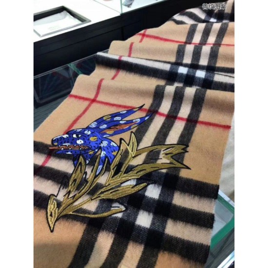 Replica Sciarpa Classic Cashmere con Cammelli Motivi Replica Sciarpa Classic Cashmere con Cammelli Motivi