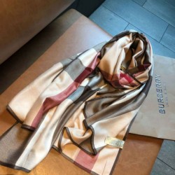 Sciarpa Burberry in velluto a trama sottile classica a sezione sottile marrone Sciarpa Burberry in velluto a trama sottile classica a sezione sottile marrone