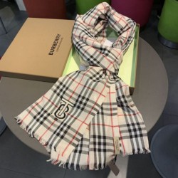 Burberry Scialle in cashmere con motivo Horseferry Check 70 x 200 Nero Burberry Scialle in cashmere con motivo Horseferry Check 70 x 200 Nero