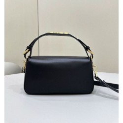 Borsa Fendi Baguette Media Nappa Nera con cinturino lettering FENDI in metallo 8BR822 Borsa Fendi Baguette Media Nappa Nera con cinturino lettering FENDI in metallo 8BR822