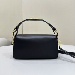 Borsa Fendi Baguette Media Nappa Nera con cinturino lettering FENDI in metallo 8BR822
