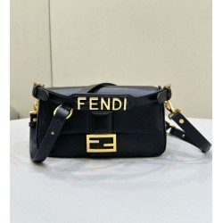 Borsa Fendi Baguette Media Nappa Nera con cinturino lettering FENDI in metallo 8BR822