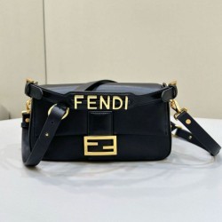 Borsa Fendi Baguette Media Nappa Nera con cinturino lettering FENDI in metallo 8BR822