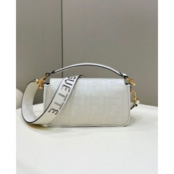 Borsa in tela Fendi Baguette media FF 8BR600 Bianca Borsa in tela Fendi Baguette media FF 8BR600 Bianca
