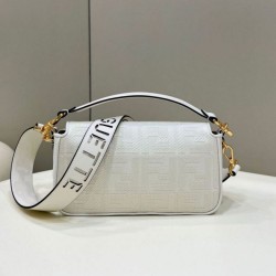 Borsa in tela Fendi Baguette media FF 8BR600 Bianca