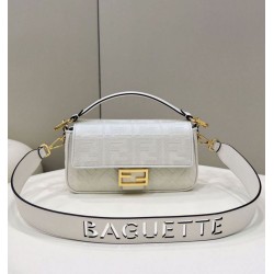 Borsa in tela Fendi Baguette media FF 8BR600 Bianca