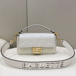 Borsa in tela Fendi Baguette media FF 8BR600 Bianca