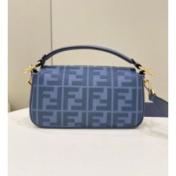 Borsa media Fendi Baguette Jacquard FF in tessuto 8BR600 Blu Borsa media Fendi Baguette Jacquard FF in tessuto 8BR600 Blu