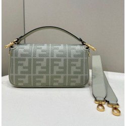 Borsa Fendi Media Baguette Jacquard FF in tessuto 8BR600 Verde Chiaro Borsa Fendi Media Baguette Jacquard FF in tessuto 8BR600 Verde Chiaro
