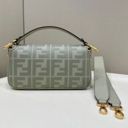 Borsa Fendi Media Baguette Jacquard FF in tessuto 8BR600 Verde Chiaro