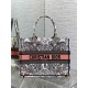 Replica Borsa tote Dior media con libro Farfalla intorno al mondo ricamato Replica Borsa tote Dior media con libro Farfalla intorno al mondo ricamato