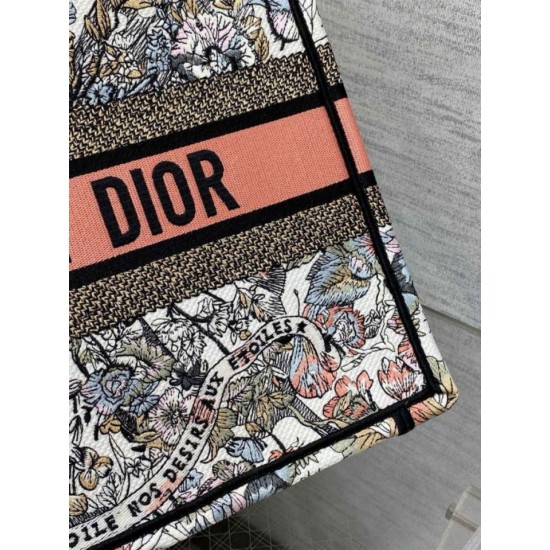 Replica Borsa tote Dior media con libro Farfalla intorno al mondo ricamato Replica Borsa tote Dior media con libro Farfalla intorno al mondo ricamato