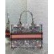 Replica Borsa tote Dior media con libro Farfalla intorno al mondo ricamato Replica Borsa tote Dior media con libro Farfalla intorno al mondo ricamato