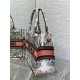 Replica Borsa tote Dior media con libro Farfalla intorno al mondo ricamato Replica Borsa tote Dior media con libro Farfalla intorno al mondo ricamato