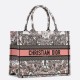 Replica Borsa tote Dior media con libro Farfalla intorno al mondo ricamato Replica Borsa tote Dior media con libro Farfalla intorno al mondo ricamato