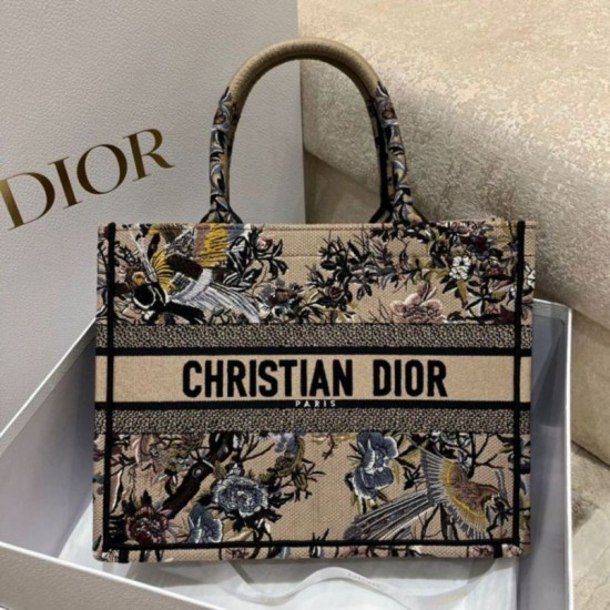 Replica Borsa tote Dior media a libro Jardin d'Hiver ricamo Beige Replica Borsa tote Dior media a libro Jardin d'Hiver ricamo Beige