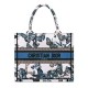 Replica Borsa tote Christian Dior piccola Dior Book ricamata con un blu notte bianco e pastello Replica Borsa tote Christian Dior piccola Dior Book ricamata con un blu notte bianco e pastello