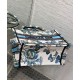 Replica Borsa tote Christian Dior piccola Dior Book ricamata con un blu notte bianco e pastello Replica Borsa tote Christian Dior piccola Dior Book ricamata con un blu notte bianco e pastello