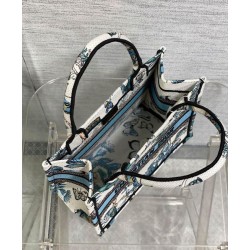 Borsa tote Christian Dior piccola Dior Book ricamata con un blu notte bianco e pastello Borsa tote Christian Dior piccola Dior Book ricamata con un blu notte bianco e pastello