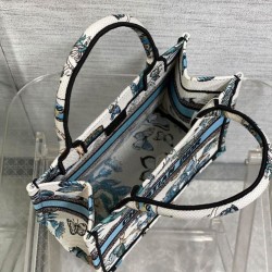 Borsa tote Christian Dior piccola Dior Book ricamata con un blu notte bianco e pastello