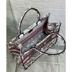 Christian Dior Borsa tote media Dior Book Borsa rosa a tema Butterfly Around The World. Ricamo grafico Christian Dior Borsa tote media Dior Book Borsa rosa a tema Butterfly Around The World. Ricamo grafico