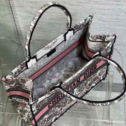 Christian Dior Borsa tote media Dior Book Borsa rosa a tema Butterfly Around The World. Ricamo grafico Christian Dior Borsa tote media Dior Book Borsa rosa a tema Butterfly Around The World. Ricamo grafico