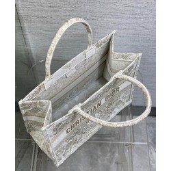 Christian Dior Borsa tote media Dior Book dorata Con motivo Butterfly Around The World color oro e bianco Christian Dior Borsa tote media Dior Book dorata Con motivo Butterfly Around The World color oro e bianco