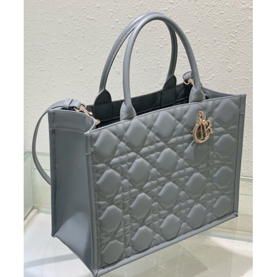 Replica Christian Dior Borsa tote media Dior Book Grigia Motivo Macrocannage Replica Christian Dior Borsa tote media Dior Book Grigia Motivo Macrocannage