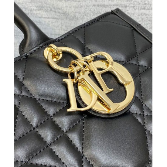 Replica Christian Dior Borsa tote media Dior Book Nera Motivo Macrocannage Replica Christian Dior Borsa tote media Dior Book Nera Motivo Macrocannage