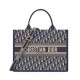 Replica Christian Dior Borsa tote media Dior Book Blu scuro Ricami Dior Oblique e pelle di vitello Replica Christian Dior Borsa tote media Dior Book Blu scuro Ricami Dior Oblique e pelle di vitello