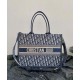 Replica Christian Dior Borsa tote media Dior Book Blu scuro Ricami Dior Oblique e pelle di vitello Replica Christian Dior Borsa tote media Dior Book Blu scuro Ricami Dior Oblique e pelle di vitello