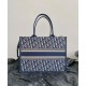 Replica Christian Dior Borsa tote media Dior Book Blu scuro Ricami Dior Oblique e pelle di vitello Replica Christian Dior Borsa tote media Dior Book Blu scuro Ricami Dior Oblique e pelle di vitello