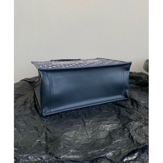 Replica Christian Dior Borsa tote media Dior Book Blu scuro Ricami Dior Oblique e pelle di vitello Replica Christian Dior Borsa tote media Dior Book Blu scuro Ricami Dior Oblique e pelle di vitello