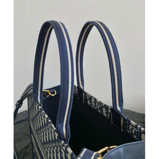 Replica Christian Dior Borsa tote media Dior Book Blu scuro Ricami Dior Oblique e pelle di vitello Replica Christian Dior Borsa tote media Dior Book Blu scuro Ricami Dior Oblique e pelle di vitello