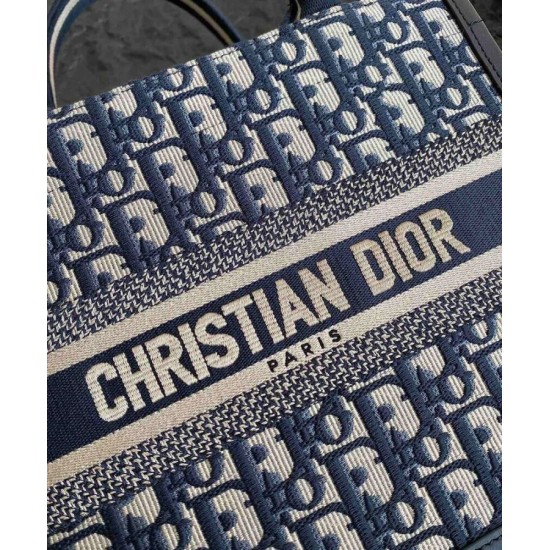 Replica Christian Dior Borsa tote media Dior Book Blu scuro Ricami Dior Oblique e pelle di vitello Replica Christian Dior Borsa tote media Dior Book Blu scuro Ricami Dior Oblique e pelle di vitello