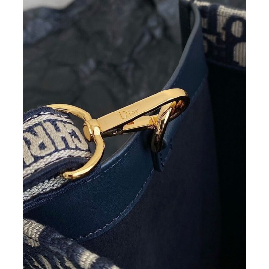 Replica Christian Dior Borsa tote media Dior Book Blu scuro Ricami Dior Oblique e pelle di vitello Replica Christian Dior Borsa tote media Dior Book Blu scuro Ricami Dior Oblique e pelle di vitello